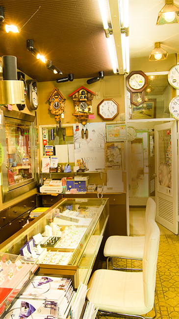 トップタブチ時計眼鏡店店内写真